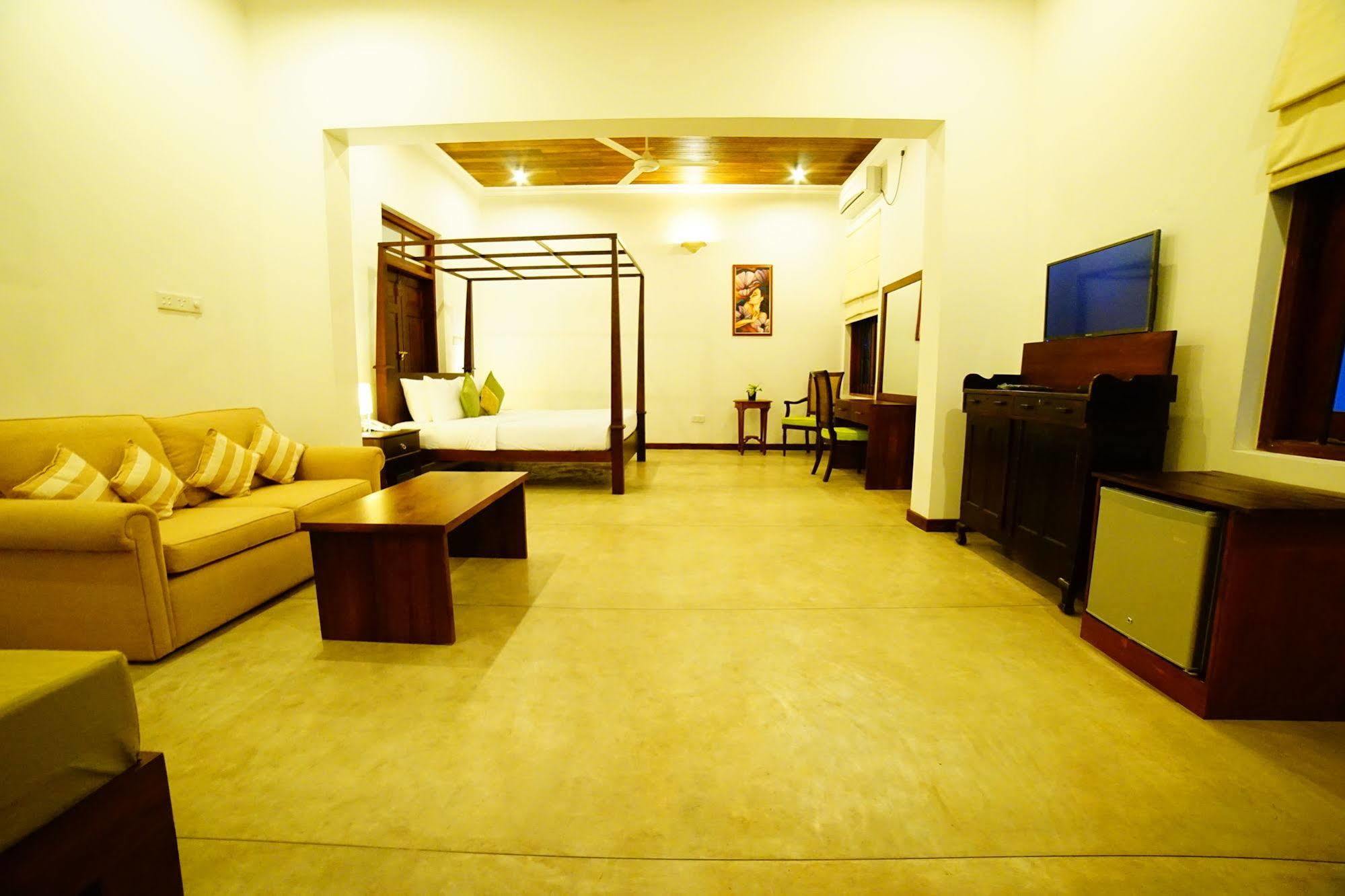 Lespri Grand Hotel Negombo Ngoại thất bức ảnh