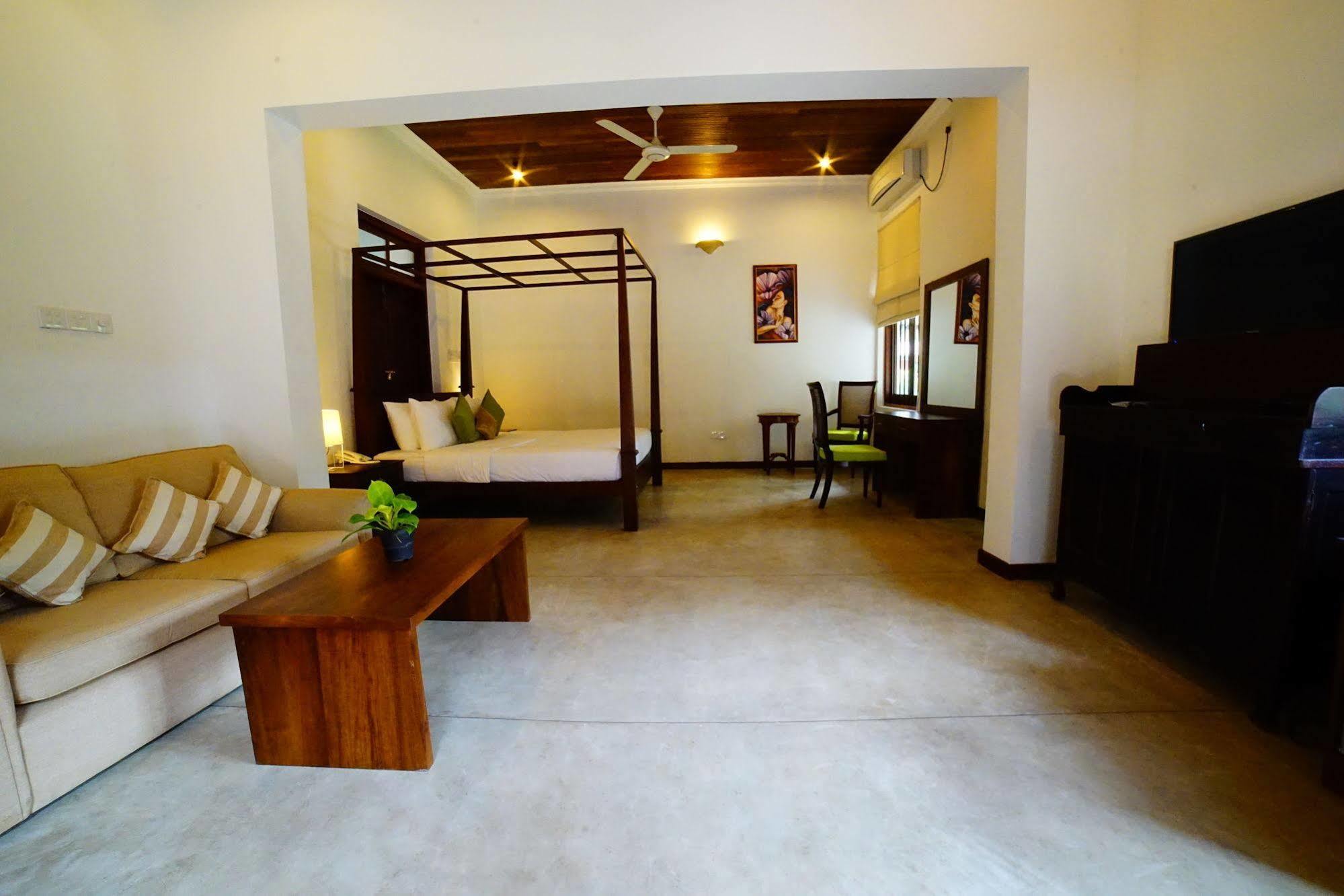 Lespri Grand Hotel Negombo Ngoại thất bức ảnh