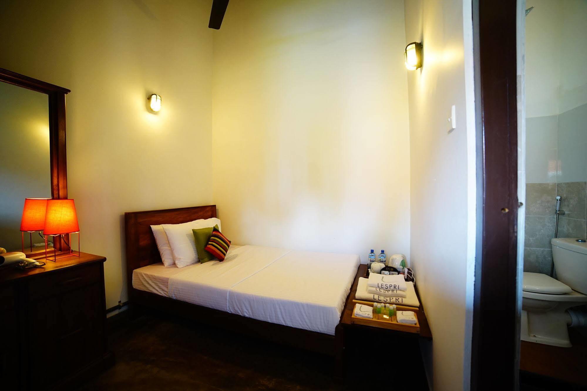 Lespri Grand Hotel Negombo Ngoại thất bức ảnh