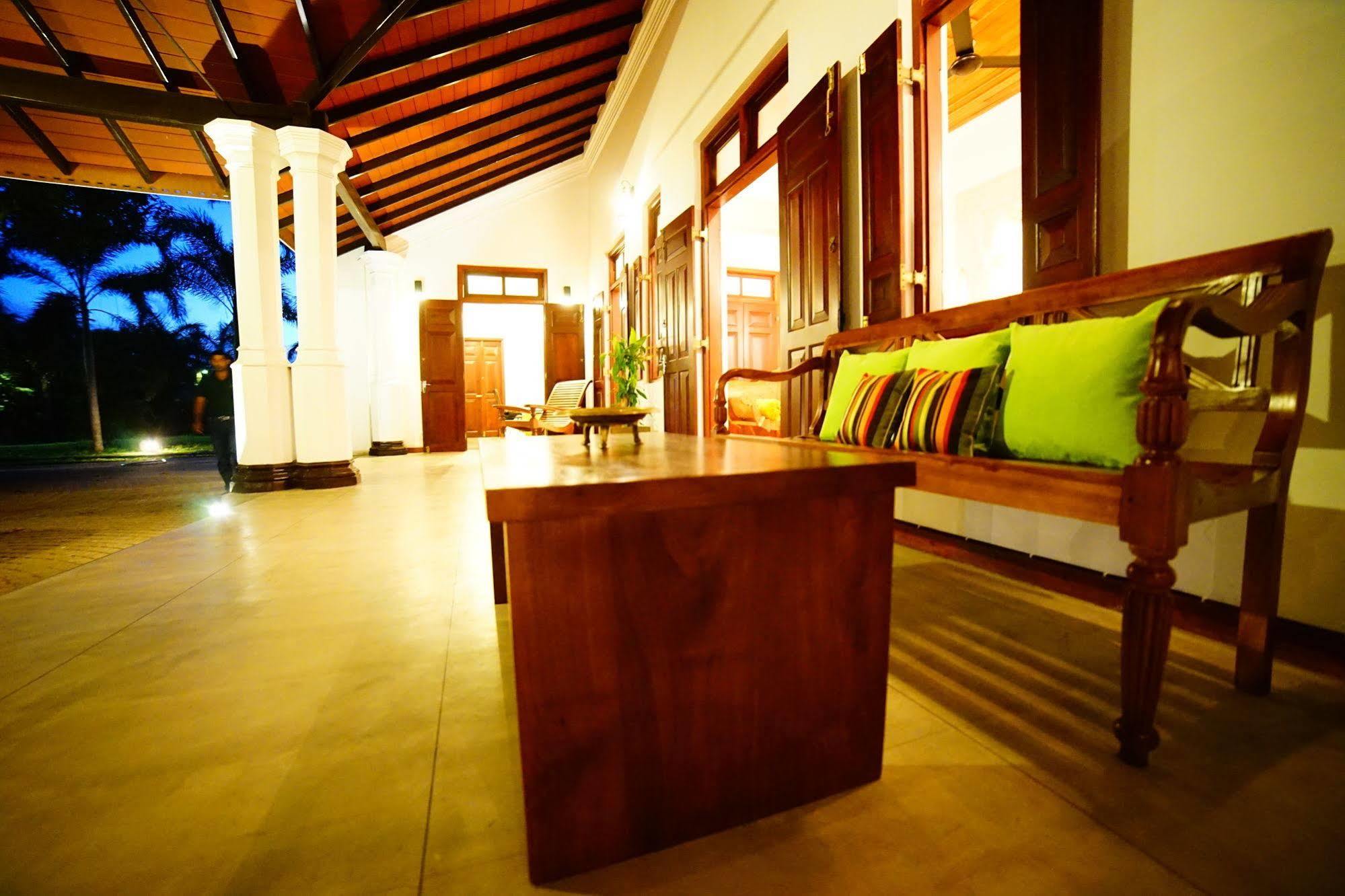 Lespri Grand Hotel Negombo Ngoại thất bức ảnh